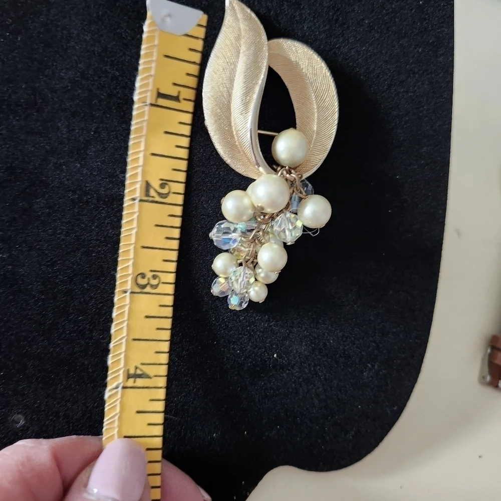 Elegant Gold and Pearl Brooch - Picture 2 of 2